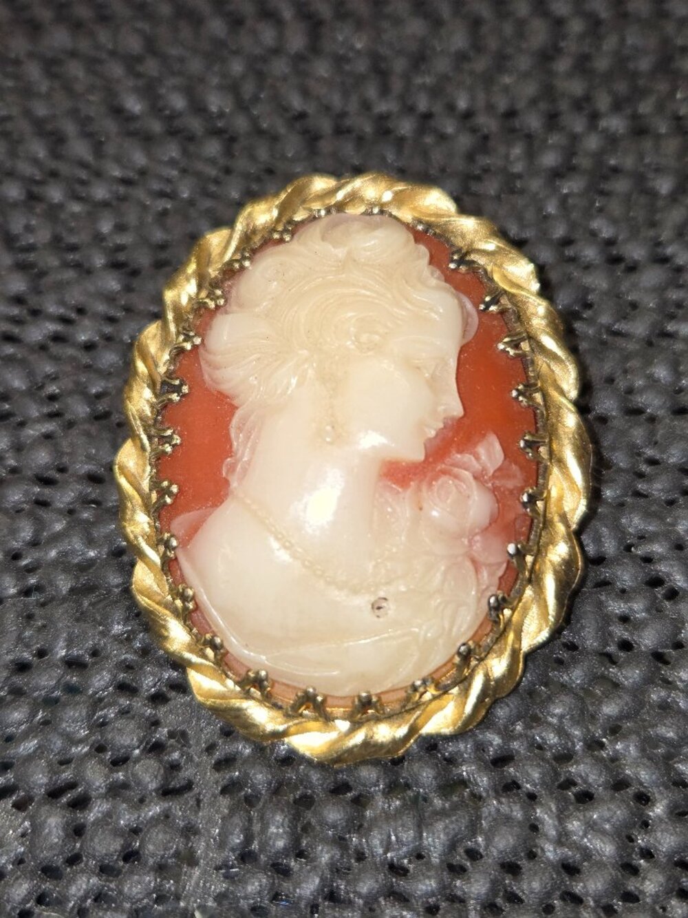 Lovely vintage antique Cameo brooch larger sized